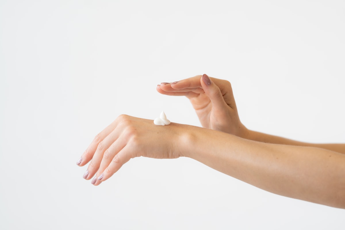 Rutina de cuidado facial matutina para manos y cuello